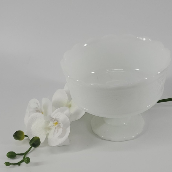 MILK GLASS VINTAGE CANDY DISH - Picture 2 of 9